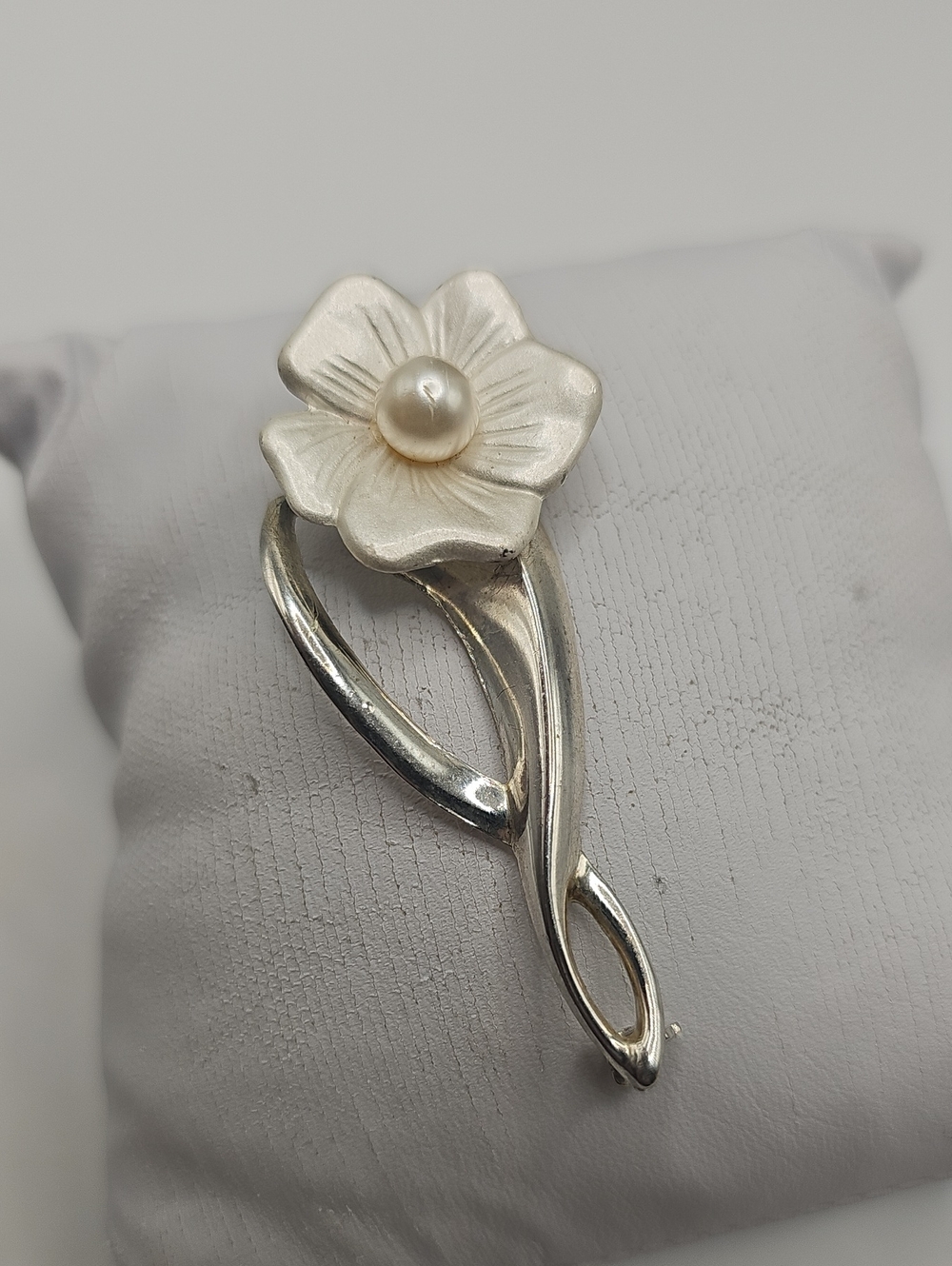 Vintage Silver Tone Pearl Flower Brooch - Elegant Floral Pin.
